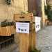 Notiamo subito la cassetta di legno protagonista della storia
